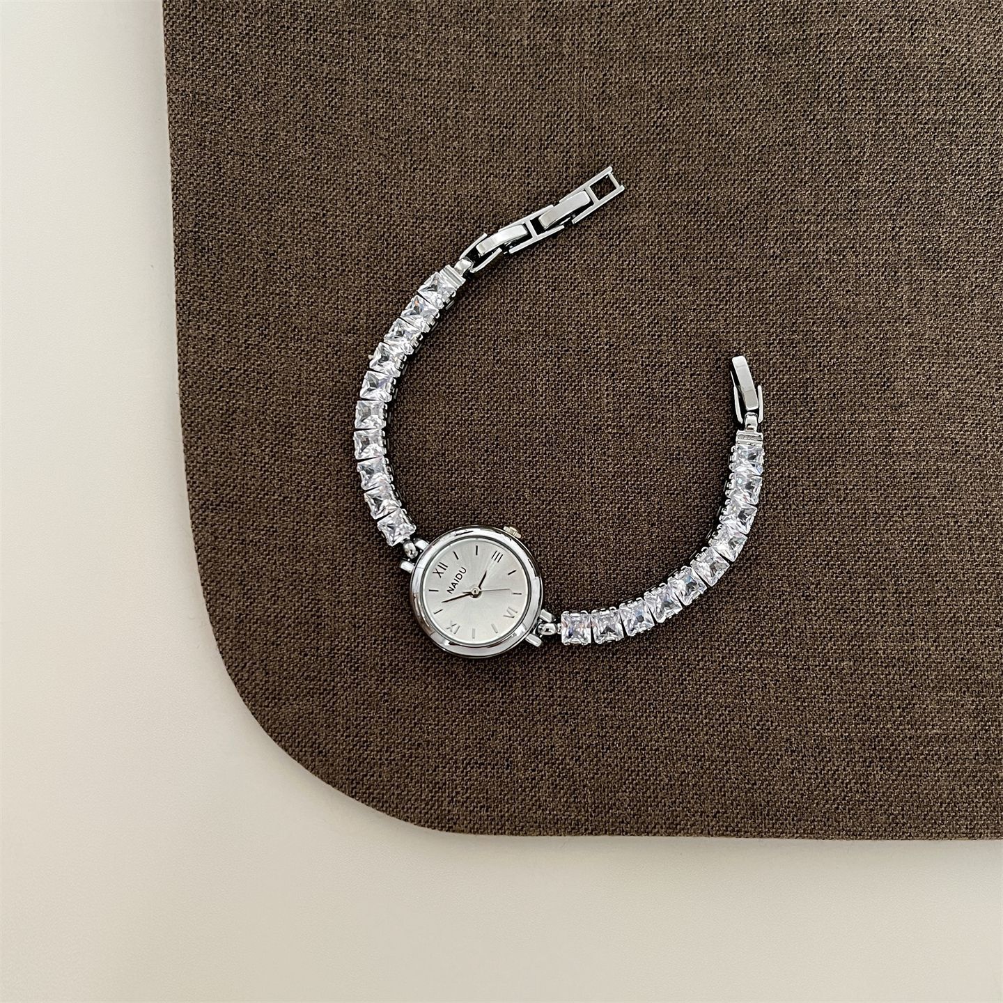 New Fashion Diamond-encrusted  – Luxury Watch Levels recenzja i cena